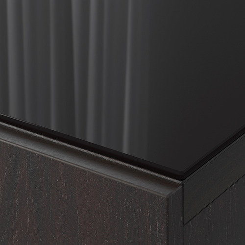 Esquina del panel superior de vidrio negro, que muestra un borde elegante y brillante, diseño sin costuras.