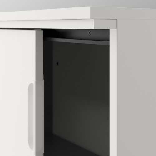 Armario GALANT blanco con puerta corredera abierta, que muestra una calidad de construcción robusta.