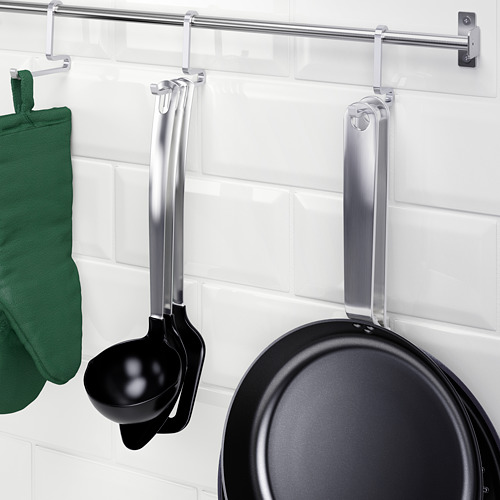 Almacenaje de cocina de pared con cucharón colgante y sartén, parte de la serie KUNGSFORS.