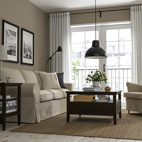 Sala de estar moderna con mesa, sofá, lámpara colgante, ventana y cortinas de IDANÄS.
