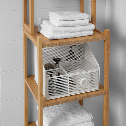 Estante de bambú con cesta de alambre y toallas, utilizada para el almacenamiento en el baño.