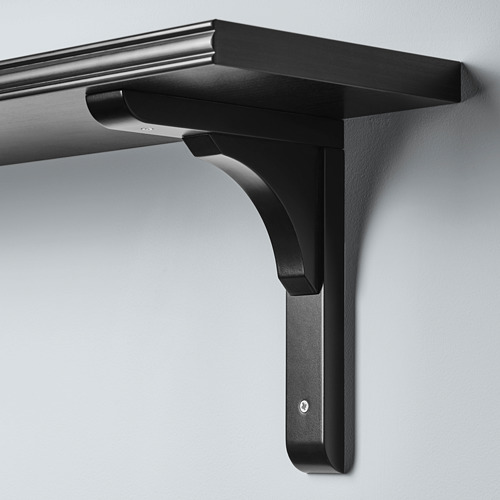 Estante de pared negro con diseño elegante, con un borde liso y otro biselado, montado de forma segura en una pared.