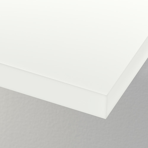 Borde de mesa blanco nítido, acabado liso sobre fondo gris limpio.