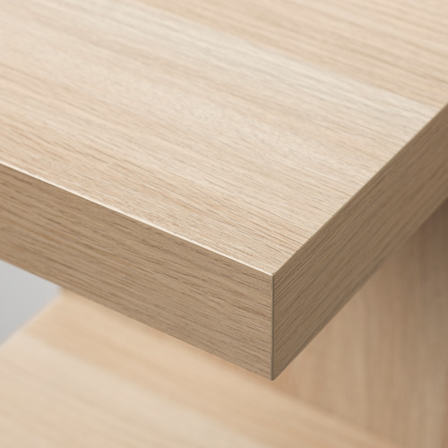 Primer plano de una estantería de madera moderna y elegante, que muestra su superficie lisa y sus bordes limpios.