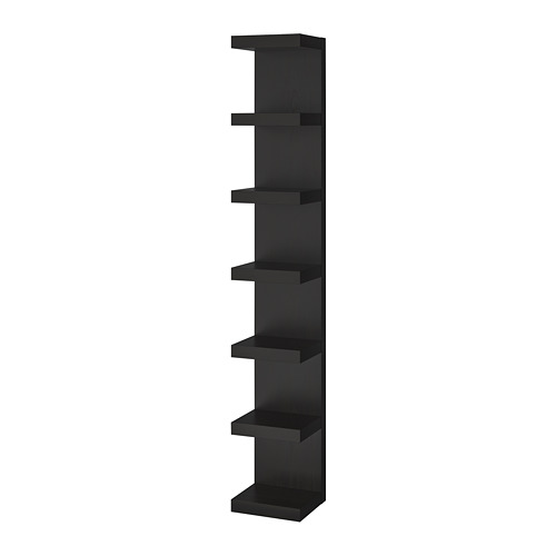Una estantería de pared LACK de ikea en bLACK. Cuenta con múltiples estantes horizontales, perfectos para un almacenamiento eficiente en la pared. Su diseño moderno se adapta a espacios reducidos.