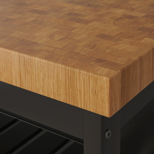 Una vista de cerca de una encimera de madera bien elaborada, que muestra su textura de roble de grano final y su acabado suave.