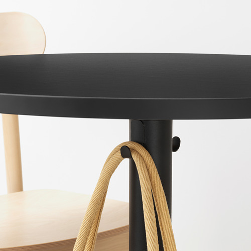 Moderna mesa de café redonda con ganchos debajo para accesorios.