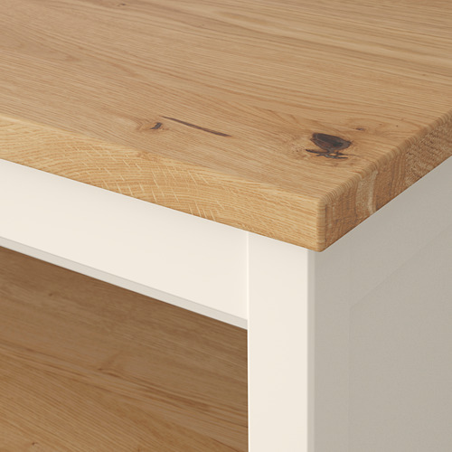 Primer plano de una mesa TORNVIKEN Tablero de roble natural con textura de vetas visibles y un acabado suave y brillante.