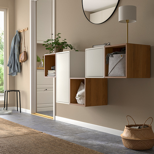 Entrada moderna con almacenamiento EKET montado en la pared en beige y madera, espejo y lámpara.
