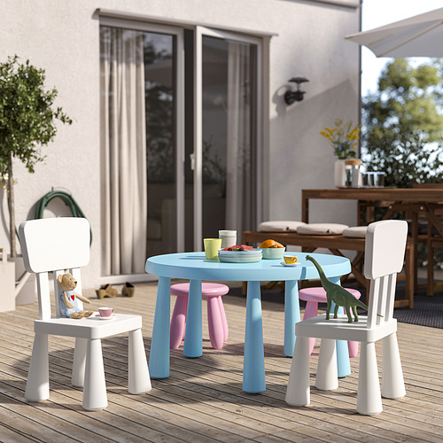 Pequeño juego infantil al aire libre con mesa azul, sillas blancas y rosas. Plástico ligero, perfecto para picnics.