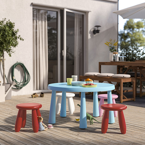 Mesa de juego azul para niños con 4 taburetes de colores, al aire libre.
