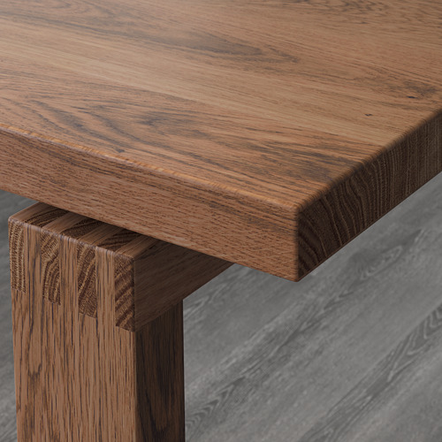 Primer plano de una mesa de madera de alta calidad con vetas naturales. Tapa de roble fuerte, bordes cuidadosamente acabados y juntas de cola de milano visibles.