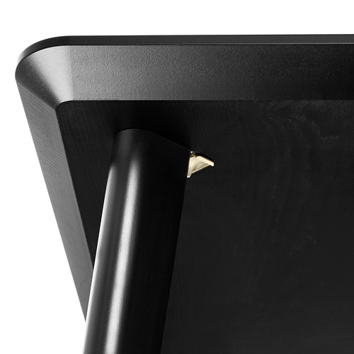 Moderno respaldo de silla negro con bordes elegantes y curvos y soporte robusto y cilíndrico.