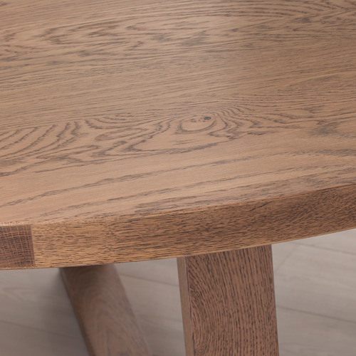 Mesa de madera en primer plano. Grano de roble y artesanía de calidad. Las uniones de cola de milano garantizan la durabilidad.