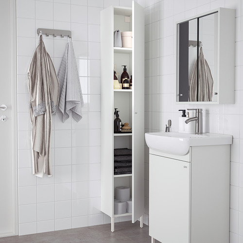 Moderno mueble de baño NYSJÖN blanco con estantes para toallas y artículos de tocador.