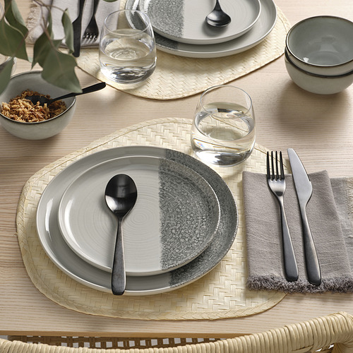 Elegante mesa con platos KRUSTISTEL, con un diseño rústico y moderno y textura de gres para una experiencia gastronómica táctil.