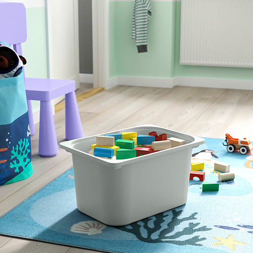 Sala de juegos para niños con bloques TROFAST, camión y peluche.