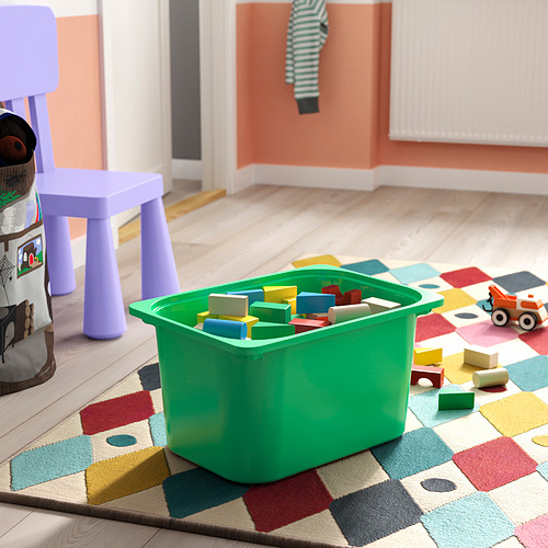 El contenedor de almacenamiento verde contiene bloques de colores, lo que mejora el juego y la organización de los niños. Se asienta sobre una alfombra multicolor, ideal para el juego de la habitación de los niños.