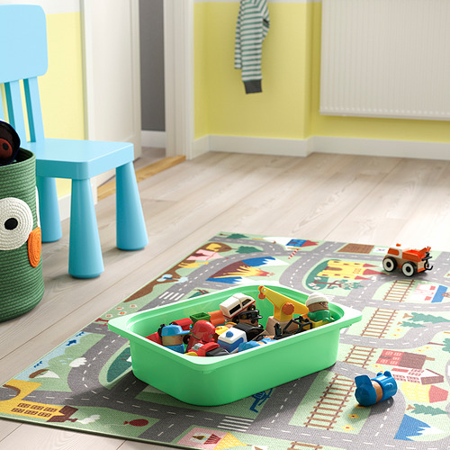 Caja de almacenamiento de juguetes para niños en alfombra de juego con sillas pequeñas.