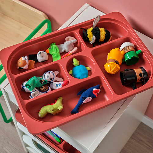 Bandeja de almacenamiento roja con múltiples compartimentos que contienen varios juguetes, incluidos animales de peluche y figuritas, organizados ordenadamente.