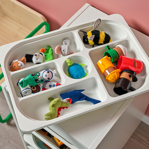 La bandeja de almacenamiento organiza los juguetes de los niños. Las secciones divididas sostienen varios peluches y artículos pequeños.