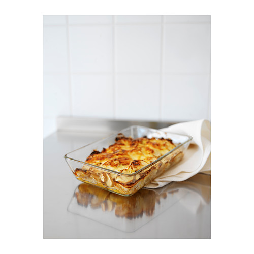 Una fuente de horno de vidrio mixitur. Es transparente, rectangular y contiene una cazuela en capas. Tiene un diseño atemporal, perfecto para hornear y servir.