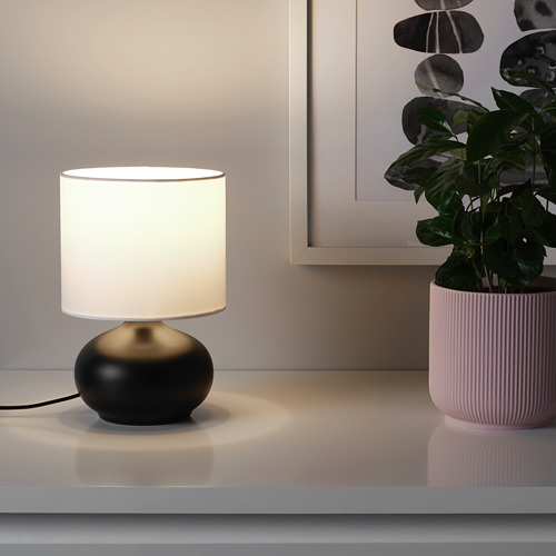 TVÄRFOT, lámpara de mesa. 2 de 3 abrir diálogo