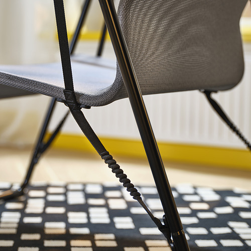 Primer plano de las sillas BRÄNNBOLL de cordón flexible y malla, mostrando un soporte ergonómico de la espalda.