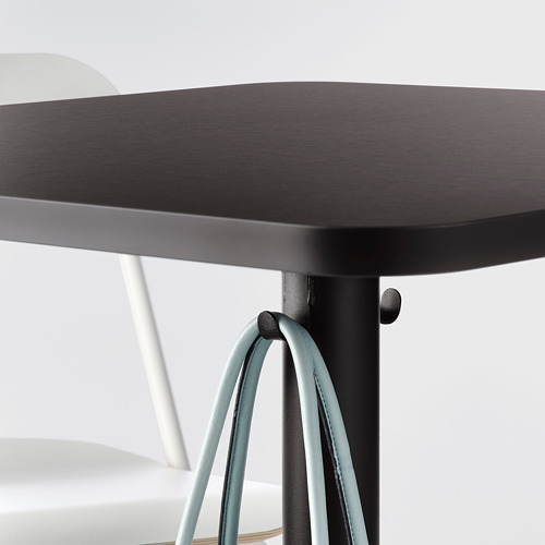 Mesa de bar cuadrada negra con patas de acero, pies ajustables para mayor estabilidad.