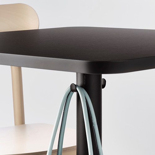 Una elegante mesa de café cuadrada con base de aluminio ajustable de cuatro patas para mayor estabilidad. Perfecto para reuniones informales en cocinas u oficinas.