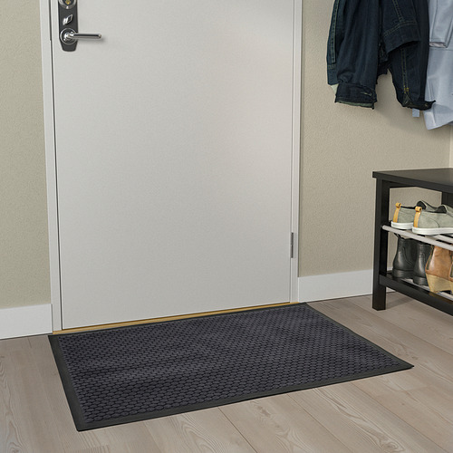 Felpudo VATTENVERK negro cerca de puerta, abrigos, zapatero.