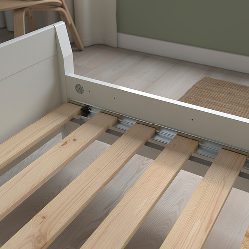 Somier de listones de madera con guías metálicas para un soporte y un flujo de aire uniformes, visibles de cerca.