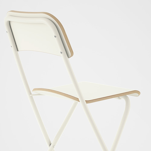 Silla blanca moderna y plegable. Estructura metálica robusta, respaldo y asiento lisos. Adecuado para ahorrar espacio y fácil de mover.