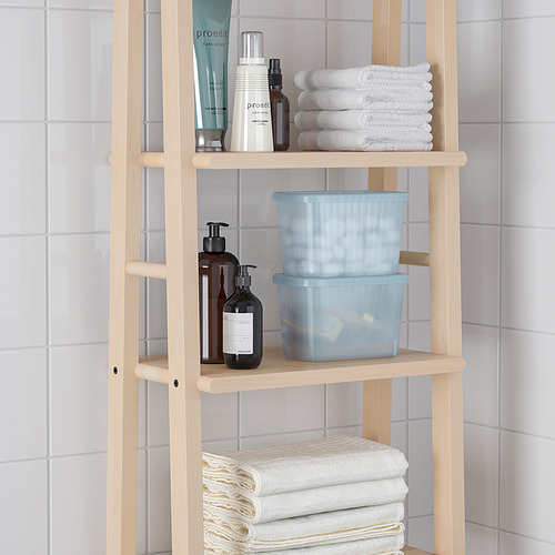 Estantería de baño de madera con cajas azules y toallas. Sostiene artículos de tocador y organiza artículos.