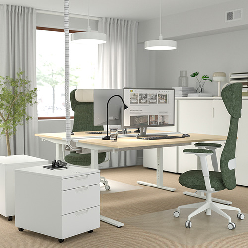 Moderna configuración de oficina con escritorio ajustable en altura MITTZON, silla verde y almacenamiento blanco. Pantalla grande, diseño elegante.