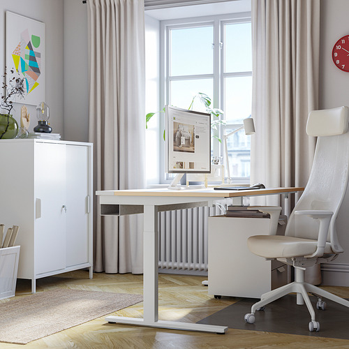 Moderna configuración de oficina en casa blanca con escritorio MITTZON ajustable en altura, silla grönfjäll ergonómica y decoración minimalista.