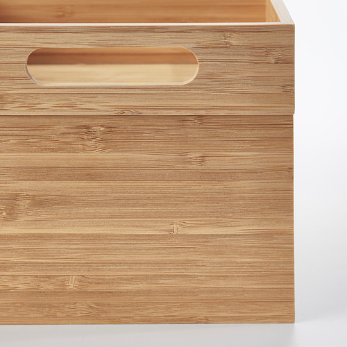 Caja de madera con asa redondeada, hecha a mano en bambú pulido; con un acabado suave y natural.
