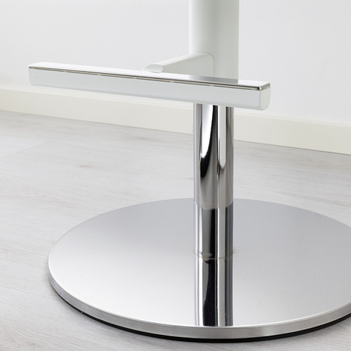 Moderna base de silla con elegante metal y detalles de cromo pulido, que muestra un diseño de alta calidad y durabilidad.