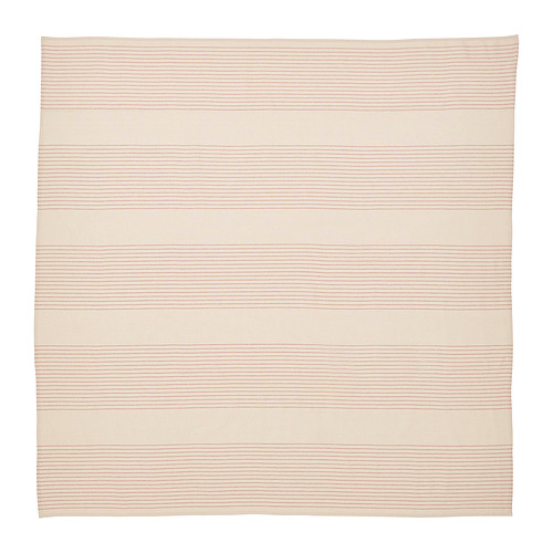 El mantel VIPPSTARR presenta sutiles rayas en algodón natural sin blanquear. De forma cuadrada, tiene un diseño minimalista con un suave color beige.