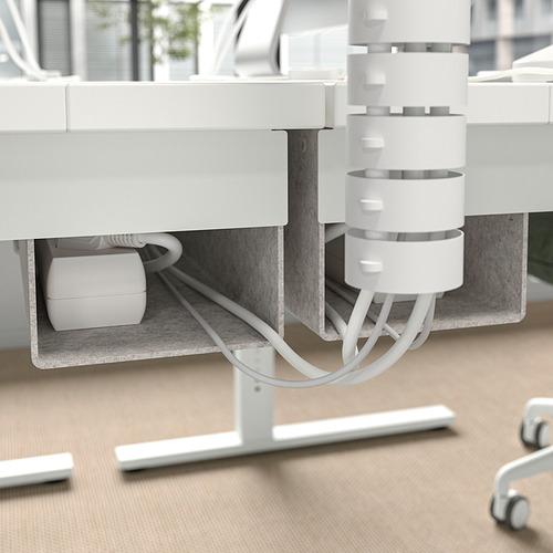Bandeja de administración de cables debajo del escritorio con función de altura seleccionable para un espacio de trabajo organizado y ordenado.