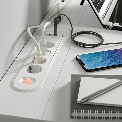 Se trata de un escritorio moderno con tomas de corriente integradas y puertos USB, ideal para cargar dispositivos y mantener un espacio de trabajo organizado.