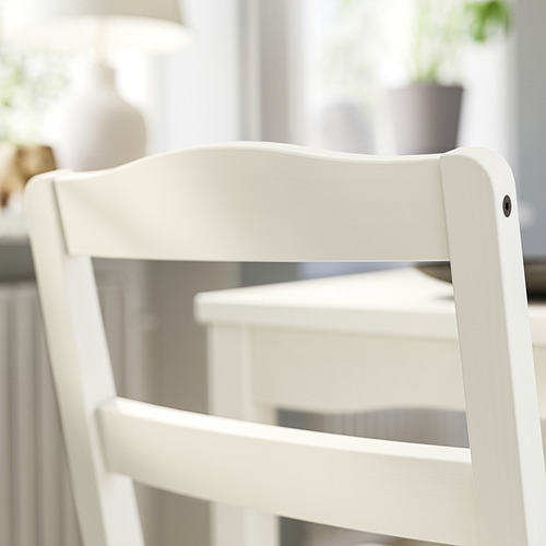 Silla de cocina de madera blanca con elegante diseño de respaldo de escalera, construcción de madera maciza y líneas limpias. Adecuado para áreas de comedor, duradero y elegante.