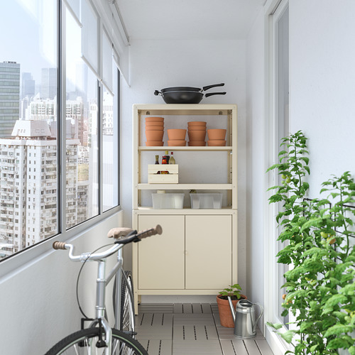 KOLBJÖRN: mueble de almacenaje blanco con estantes y armario de acero. Sostiene macetas y bicicleta en el balcón.