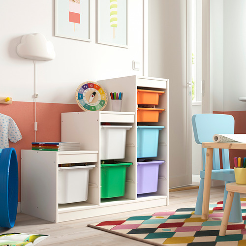 Almacenamiento para niños TROFAST con cajas de colores y marco blanco en habitación luminosa.