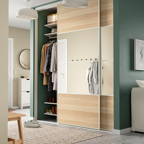 Moderna sala verde con armario SKITTA, lámpara, silla, lavabo.