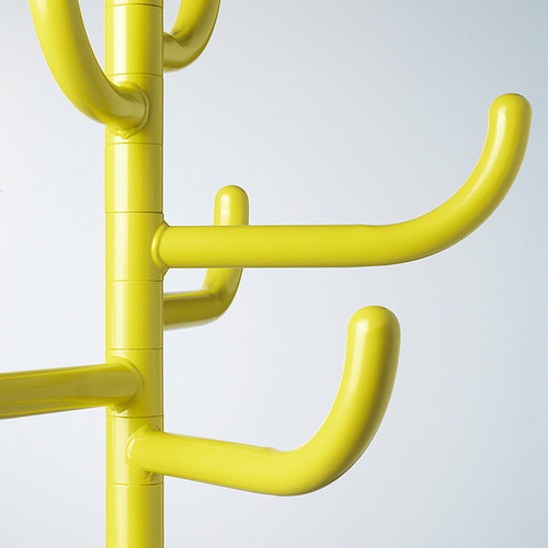 Perchero de metal amarillo brillante con múltiples ganchos, que muestra un acabado duradero y vibrante.