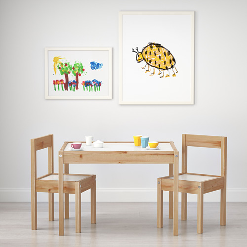 Juego de mesa y sillas de madera para niños, ideal para manualidades y juegos. La mesa es fácil de limpiar, perfecta para habitaciones pequeñas.