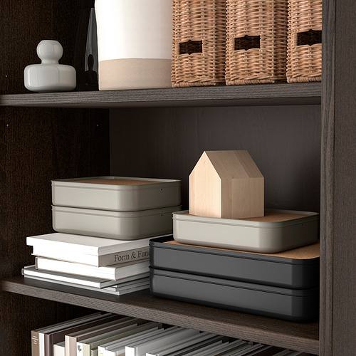 Estantería con cajas metálicas y una decoración de casa de madera. Cajas diseñadas para el almacenamiento de papel, apiladas ordenadamente.