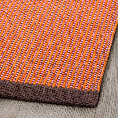 Alfombra brillante tejida a mano con rayas naranjas, rosas y marrones. El tejido denso ofrece una sensación suave y de alta calidad.