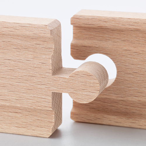 Piezas de madera de las vías del tren, elaboradas con madera de haya lisa y natural, entrelazadas con precisión.
